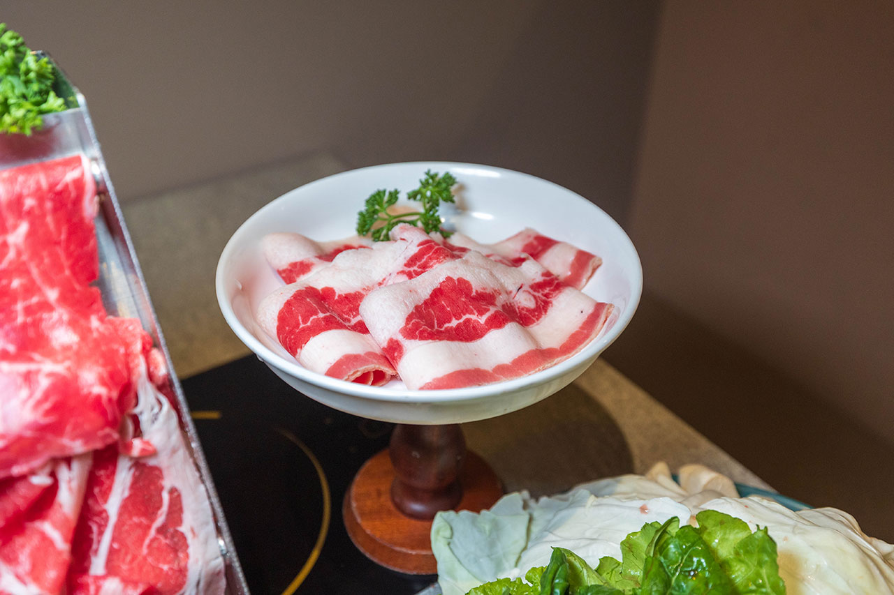 月團圓雞湯鍋 美術園道店｜最新台中吃到飽火鍋40樣以上自助吧，超香皮蛋香菜火鍋一人就能獨享吃到飽，2026台中西區美食推薦