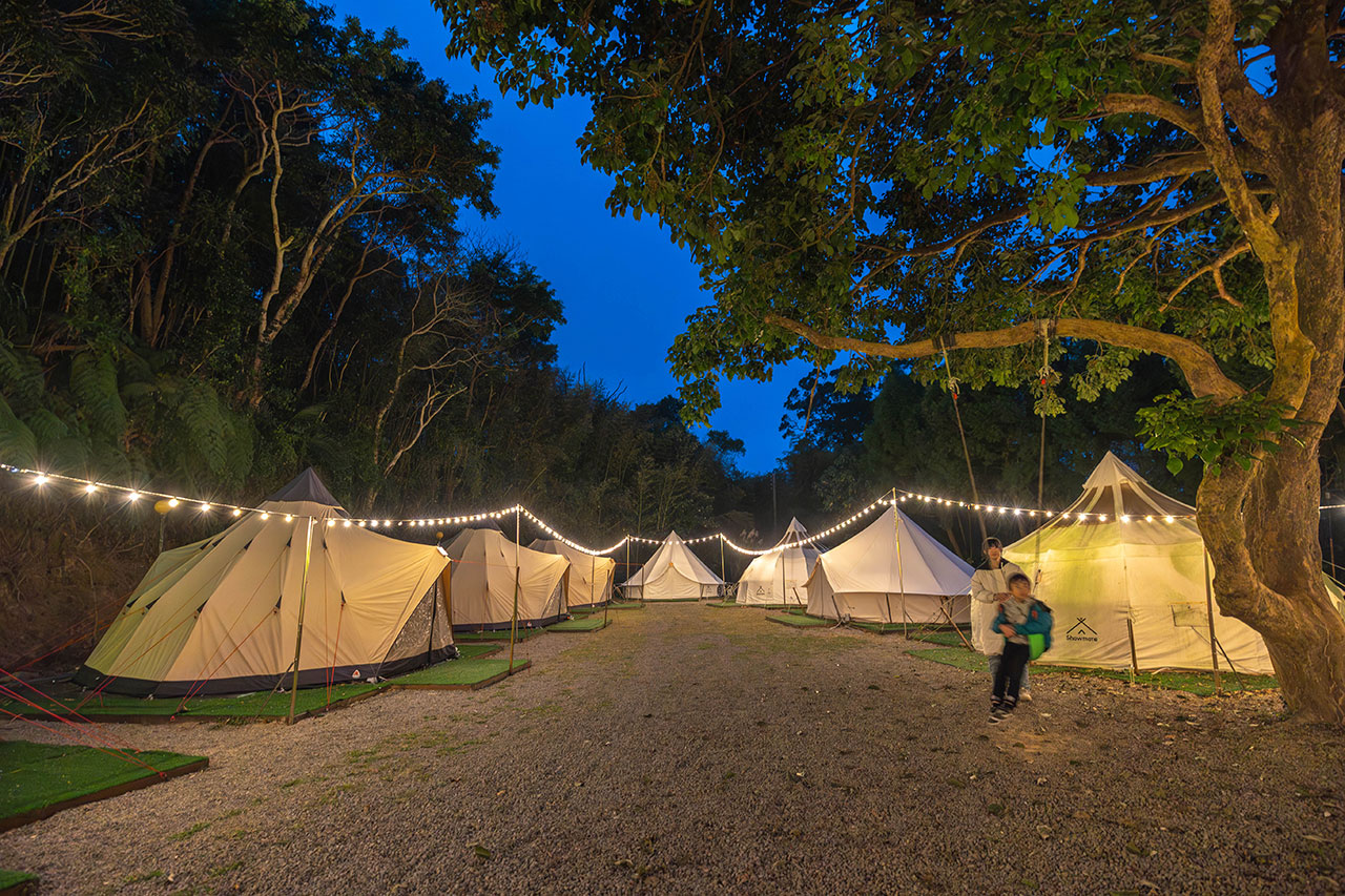 不遠山莊｜苗栗三義超美台灣合掌村，露營野奢營火烤肉聚餐，跳跳床、滑梯，超美鹿角咖啡吃喝玩樂一次滿足！2026苗栗景點推薦