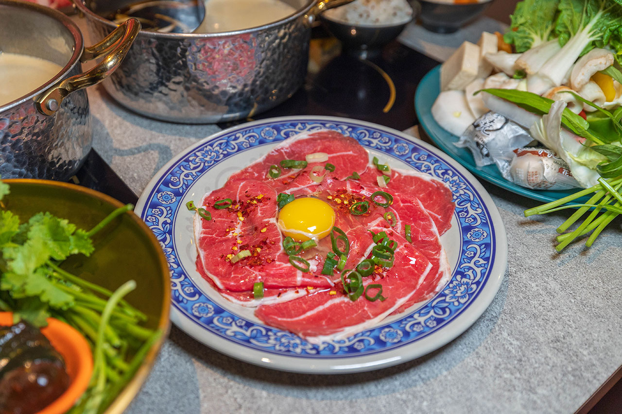 月團圓雞湯鍋 美術園道店｜最新台中吃到飽火鍋40樣以上自助吧，超香皮蛋香菜火鍋一人就能獨享吃到飽，2026台中西區美食推薦