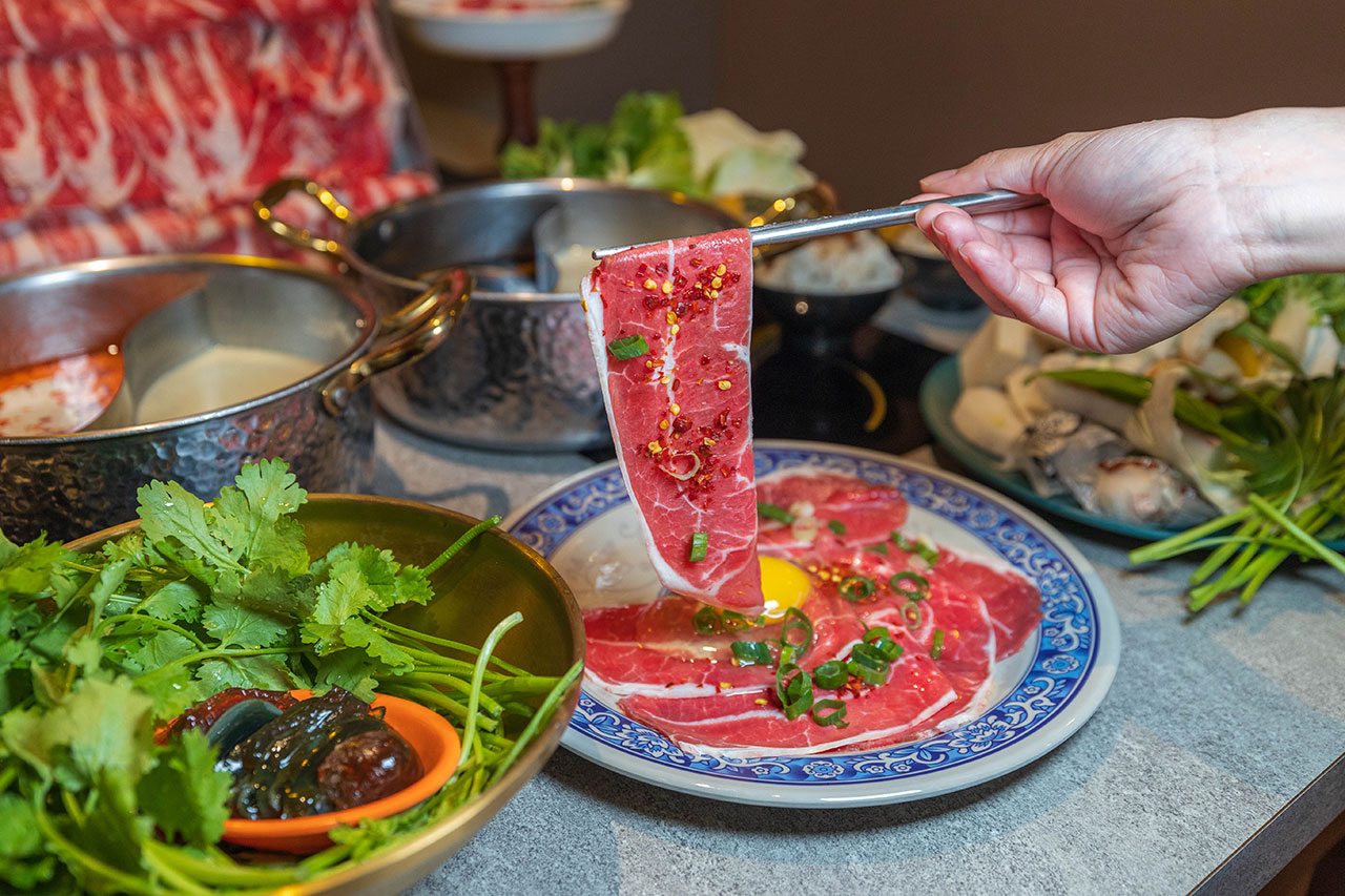 月團圓雞湯鍋 美術園道店｜最新台中吃到飽火鍋40樣以上自助吧，超香皮蛋香菜火鍋一人就能獨享吃到飽，2026台中西區美食推薦