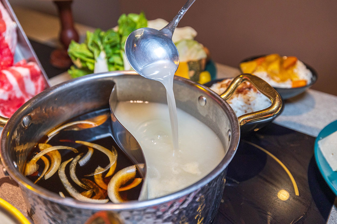 月團圓雞湯鍋 美術園道店｜最新台中吃到飽火鍋40樣以上自助吧，超香皮蛋香菜火鍋一人就能獨享吃到飽，2026台中西區美食推薦