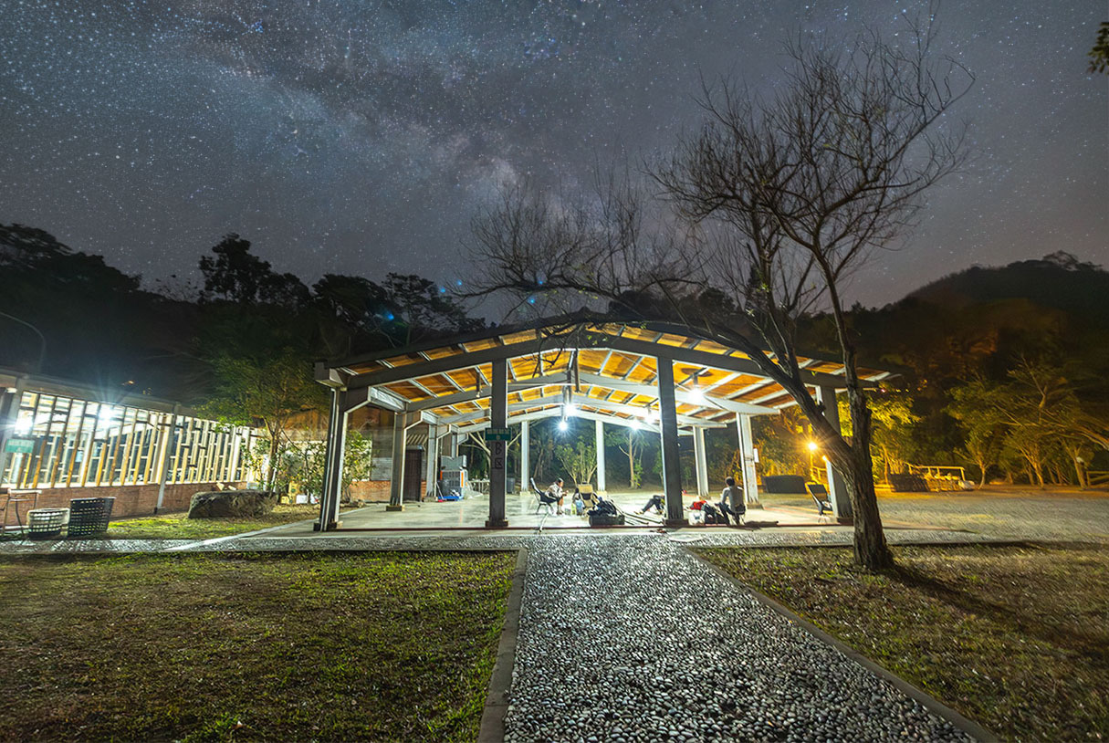 不遠山莊｜苗栗三義超美台灣合掌村，露營野奢營火烤肉聚餐，跳跳床、滑梯，超美鹿角咖啡吃喝玩樂一次滿足！2026苗栗景點推薦