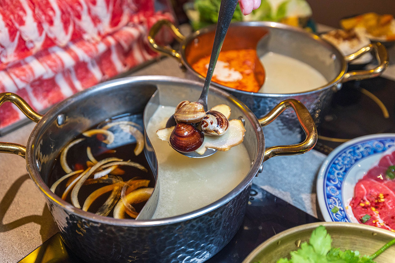 月團圓雞湯鍋 美術園道店｜最新台中吃到飽火鍋40樣以上自助吧，超香皮蛋香菜火鍋一人就能獨享吃到飽，2026台中西區美食推薦