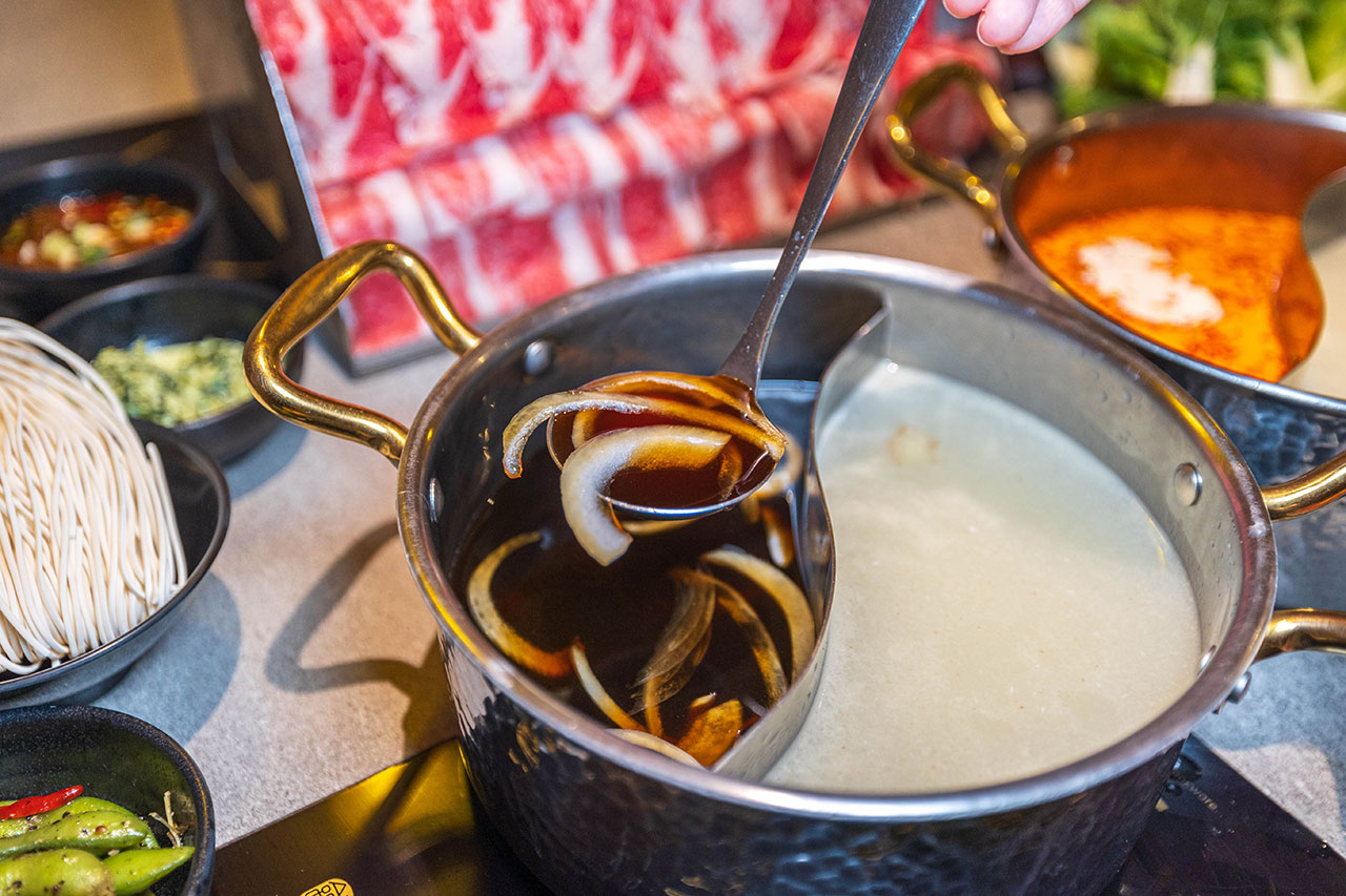 月團圓雞湯鍋 美術園道店｜最新台中吃到飽火鍋40樣以上自助吧，超香皮蛋香菜火鍋一人就能獨享吃到飽，2026台中西區美食推薦