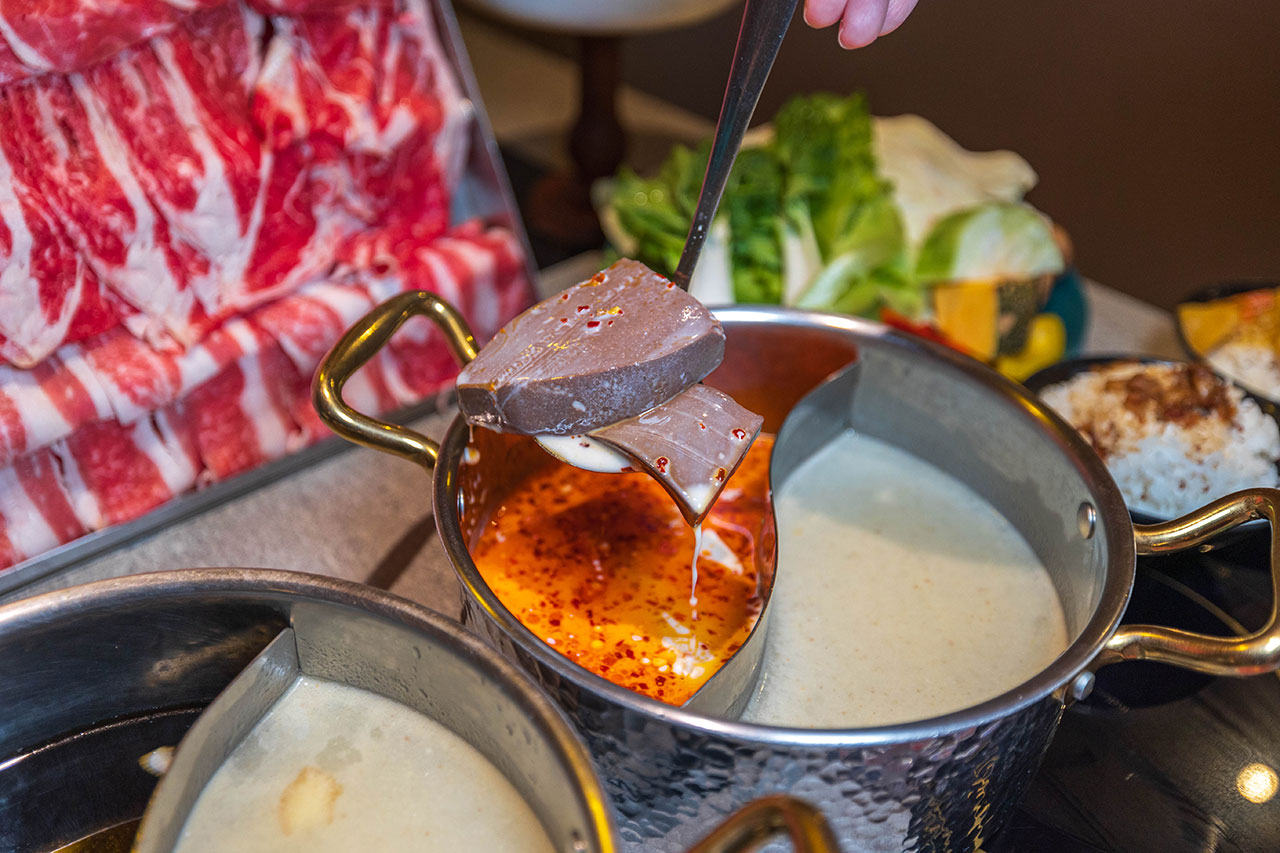 月團圓雞湯鍋 美術園道店｜最新台中吃到飽火鍋40樣以上自助吧，超香皮蛋香菜火鍋一人就能獨享吃到飽，2026台中西區美食推薦