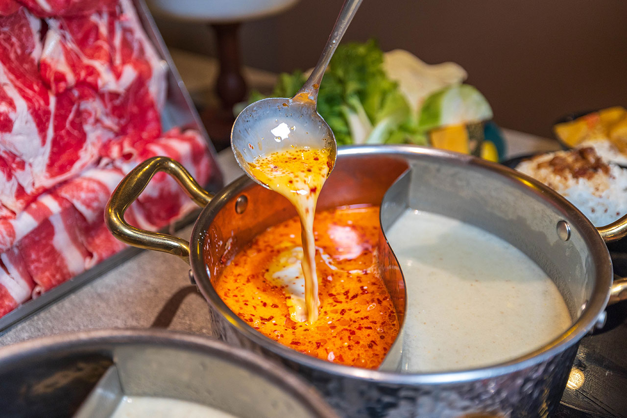 月團圓雞湯鍋 美術園道店｜最新台中吃到飽火鍋40樣以上自助吧，超香皮蛋香菜火鍋一人就能獨享吃到飽，2026台中西區美食推薦