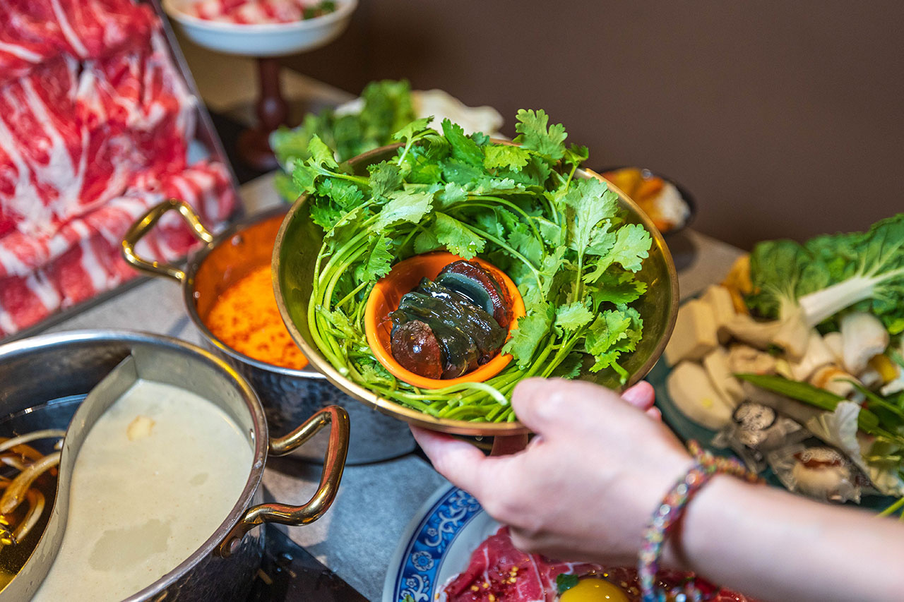 月團圓雞湯鍋 美術園道店｜最新台中吃到飽火鍋40樣以上自助吧，超香皮蛋香菜火鍋一人就能獨享吃到飽，2026台中西區美食推薦