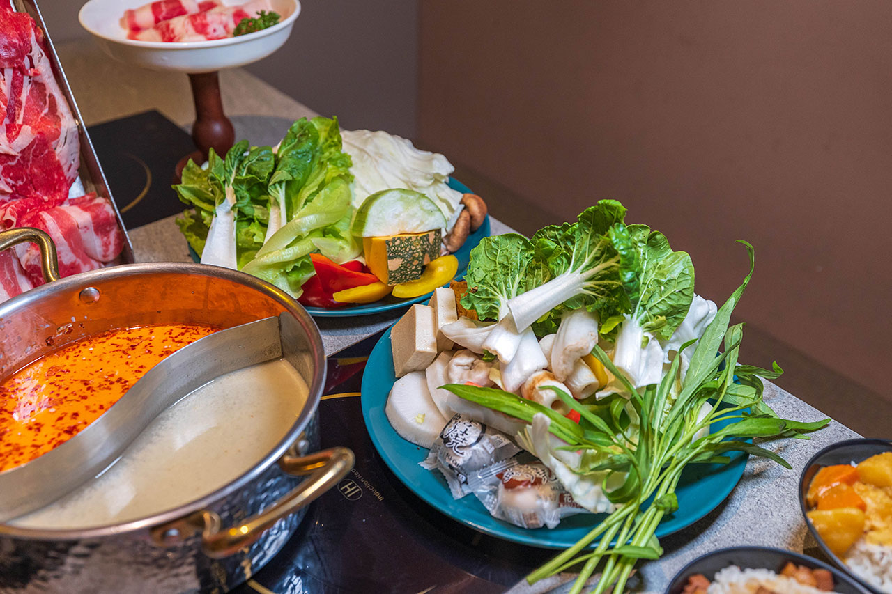 月團圓雞湯鍋 美術園道店｜最新台中吃到飽火鍋40樣以上自助吧，超香皮蛋香菜火鍋一人就能獨享吃到飽，2026台中西區美食推薦