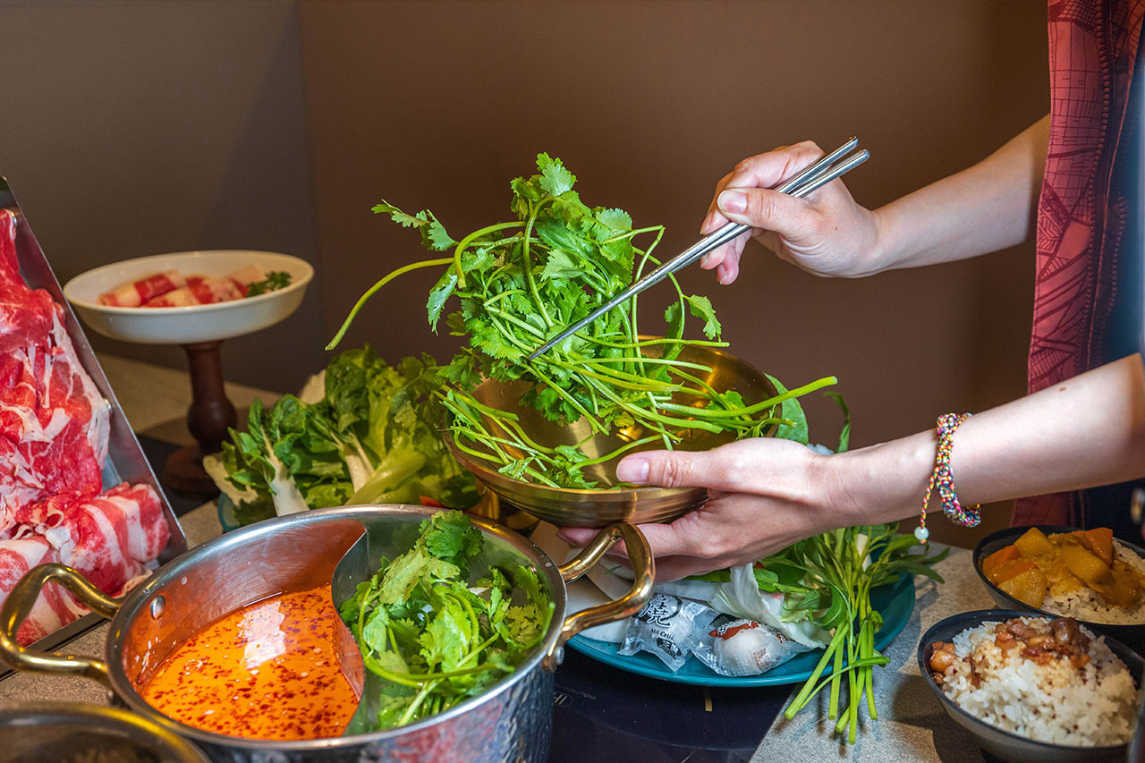 月團圓雞湯鍋 美術園道店｜最新台中吃到飽火鍋40樣以上自助吧，超香皮蛋香菜火鍋一人就能獨享吃到飽，2026台中西區美食推薦