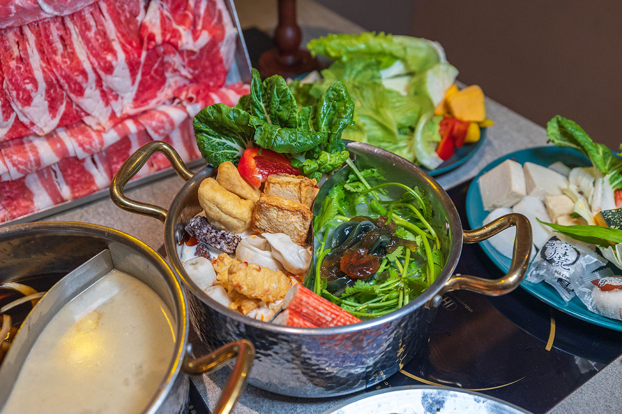 月團圓雞湯鍋 美術園道店｜最新台中吃到飽火鍋40樣以上自助吧，超香皮蛋香菜火鍋一人就能獨享吃到飽，2026台中西區美食推薦