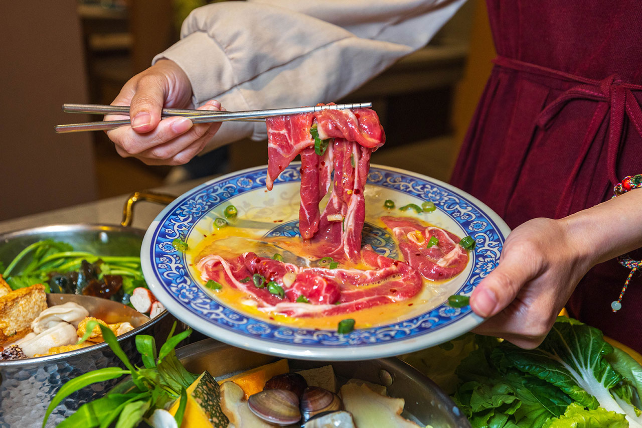 月團圓雞湯鍋 美術園道店｜最新台中吃到飽火鍋40樣以上自助吧，超香皮蛋香菜火鍋一人就能獨享吃到飽，2026台中西區美食推薦