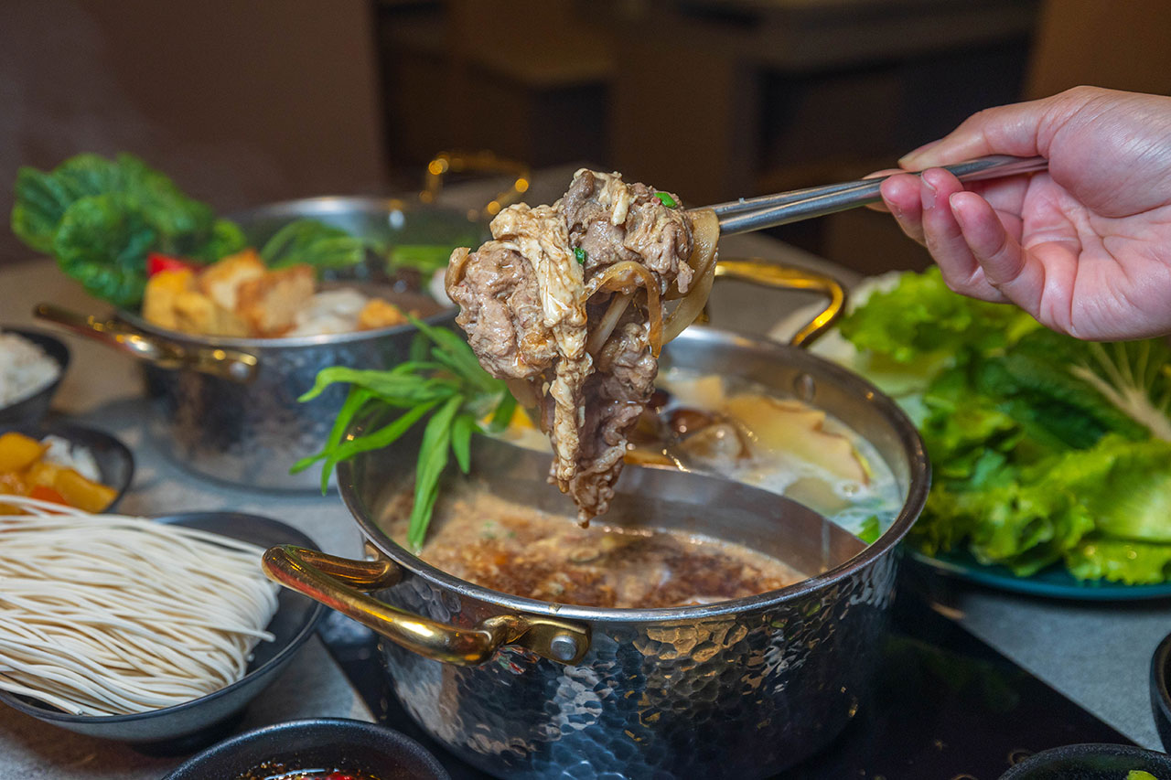 月團圓雞湯鍋 美術園道店｜最新台中吃到飽火鍋40樣以上自助吧，超香皮蛋香菜火鍋一人就能獨享吃到飽，2026台中西區美食推薦