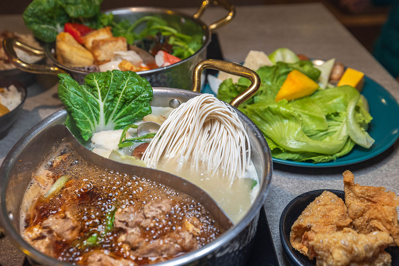 月團圓雞湯鍋 美術園道店｜最新台中吃到飽火鍋40樣以上自助吧，超香皮蛋香菜火鍋一人就能獨享吃到飽，2026台中西區美食推薦