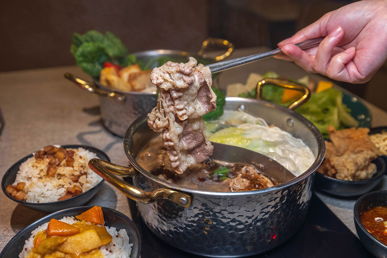 月團圓雞湯鍋 美術園道店｜最新台中吃到飽火鍋40樣以上自助吧，超香皮蛋香菜火鍋一人就能獨享吃到飽，2026台中西區美食推薦