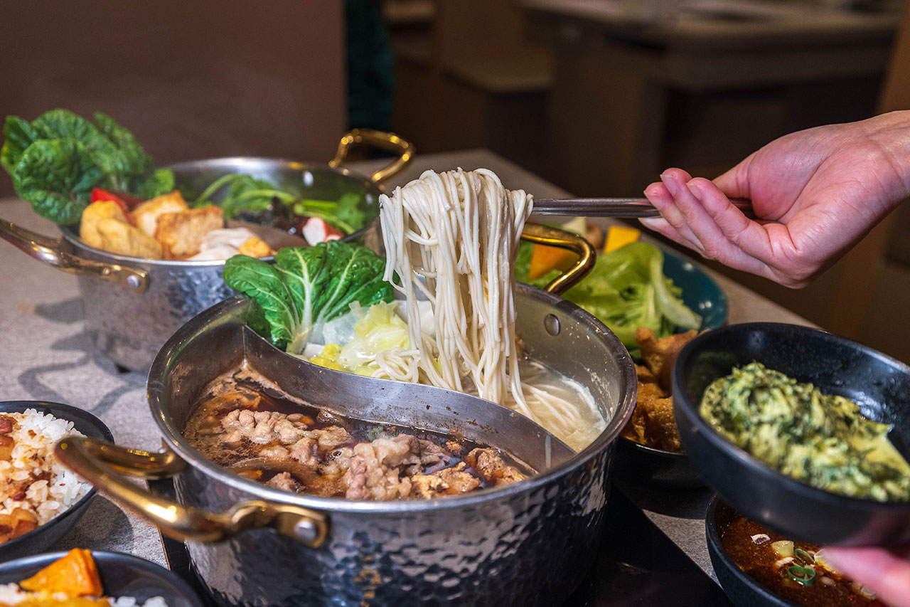 月團圓雞湯鍋 美術園道店｜最新台中吃到飽火鍋40樣以上自助吧，超香皮蛋香菜火鍋一人就能獨享吃到飽，2026台中西區美食推薦