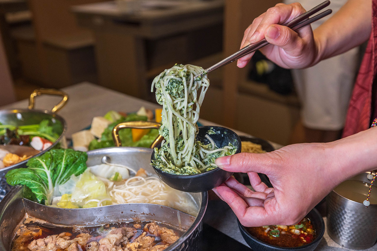 月團圓雞湯鍋 美術園道店｜最新台中吃到飽火鍋40樣以上自助吧，超香皮蛋香菜火鍋一人就能獨享吃到飽，2026台中西區美食推薦