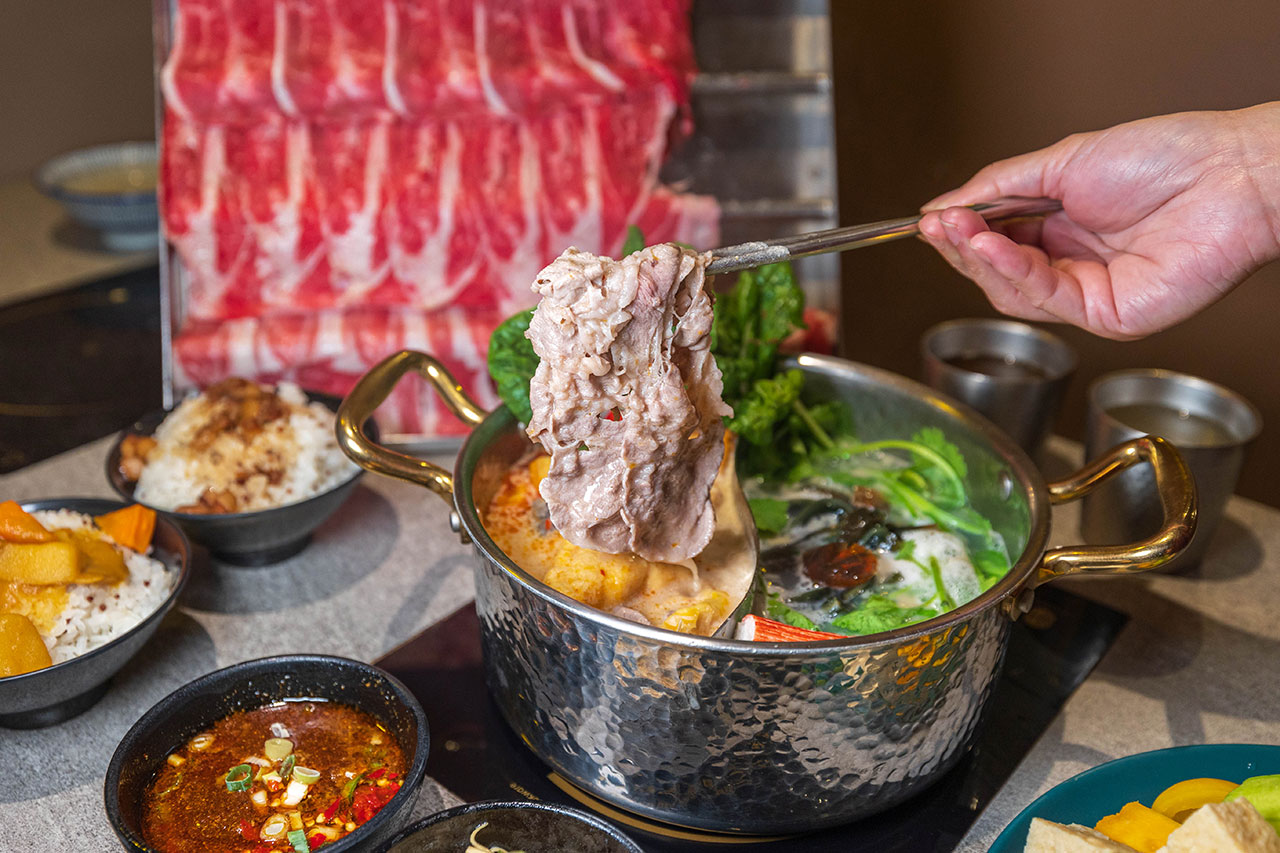 月團圓雞湯鍋 美術園道店｜最新台中吃到飽火鍋40樣以上自助吧，超香皮蛋香菜火鍋一人就能獨享吃到飽，2026台中西區美食推薦