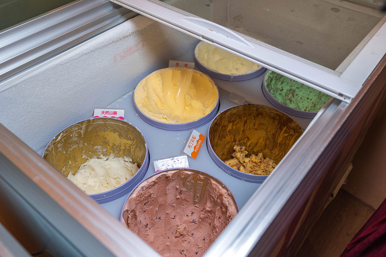 月團圓雞湯鍋 美術園道店｜最新台中吃到飽火鍋40樣以上自助吧，超香皮蛋香菜火鍋一人就能獨享吃到飽，2026台中西區美食推薦