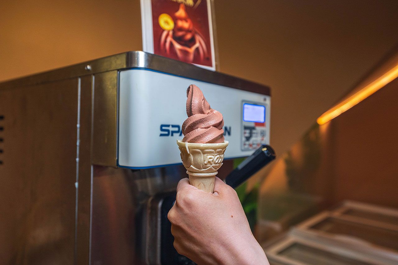 月團圓雞湯鍋 美術園道店｜最新台中吃到飽火鍋40樣以上自助吧，超香皮蛋香菜火鍋一人就能獨享吃到飽，2026台中西區美食推薦