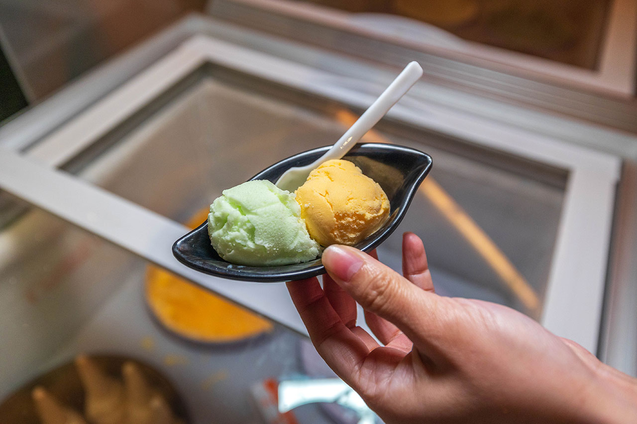 月團圓雞湯鍋 美術園道店｜最新台中吃到飽火鍋40樣以上自助吧，超香皮蛋香菜火鍋一人就能獨享吃到飽，2026台中西區美食推薦