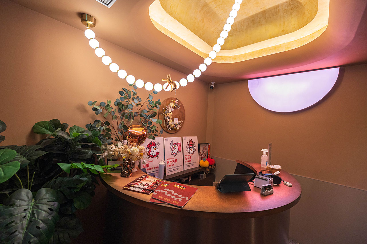 月團圓雞湯鍋 美術園道店｜最新台中吃到飽火鍋40樣以上自助吧，超香皮蛋香菜火鍋一人就能獨享吃到飽，2026台中西區美食推薦