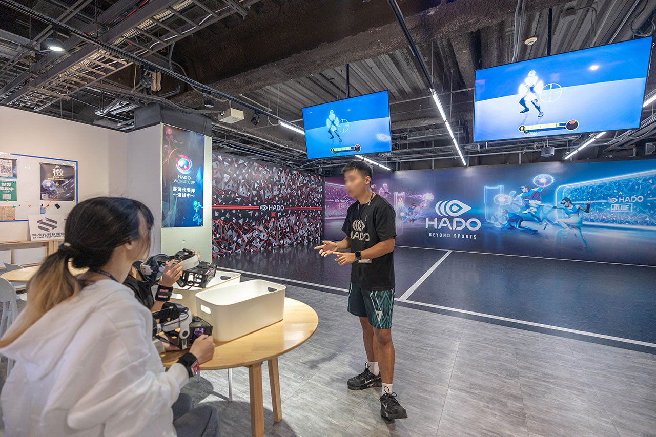 【2026台中景點】鬪次元科技運動：HADO AR電子躲避球挑戰最強台中室內聚會團建運動！好鬪格子超好玩反應力+智力的雙重考驗，台中西區景點推薦