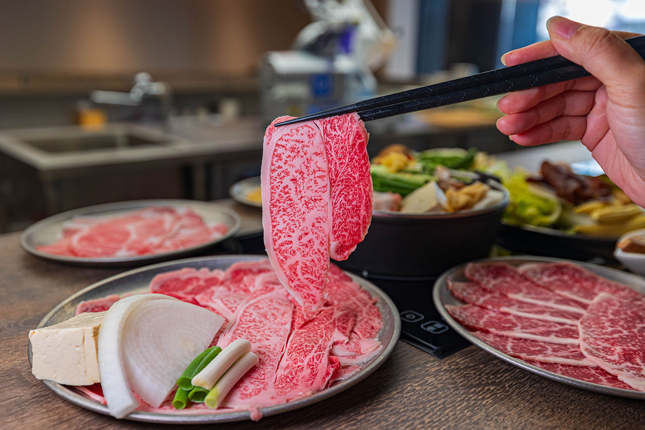 【台中北區美食】「駒澤屋壽喜燒」正宗關西風壽喜燒，台中科博館健行路無限蔬食吃到飽，宮崎A5和牛、博多牛腸鍋夜貓族必吃台中美食！