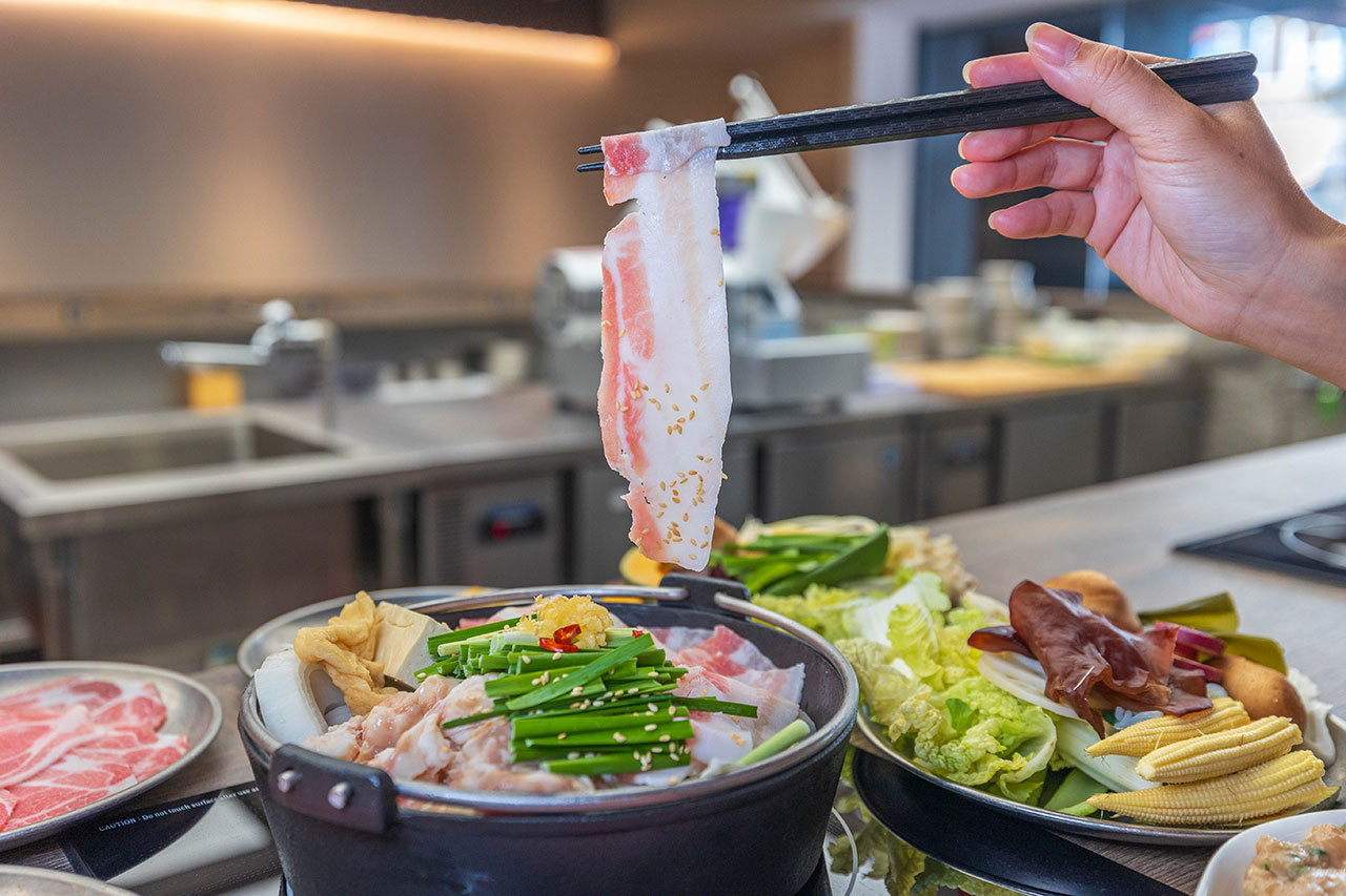 【台中北區美食】「駒澤屋壽喜燒」正宗關西風壽喜燒，台中科博館健行路無限蔬食吃到飽，宮崎A5和牛、博多牛腸鍋夜貓族必吃台中美食！