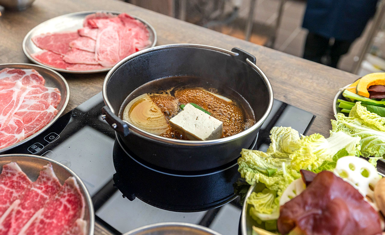 【台中北區美食】「駒澤屋壽喜燒」正宗關西風壽喜燒，台中科博館健行路無限蔬食吃到飽，宮崎A5和牛、博多牛腸鍋夜貓族必吃台中美食！