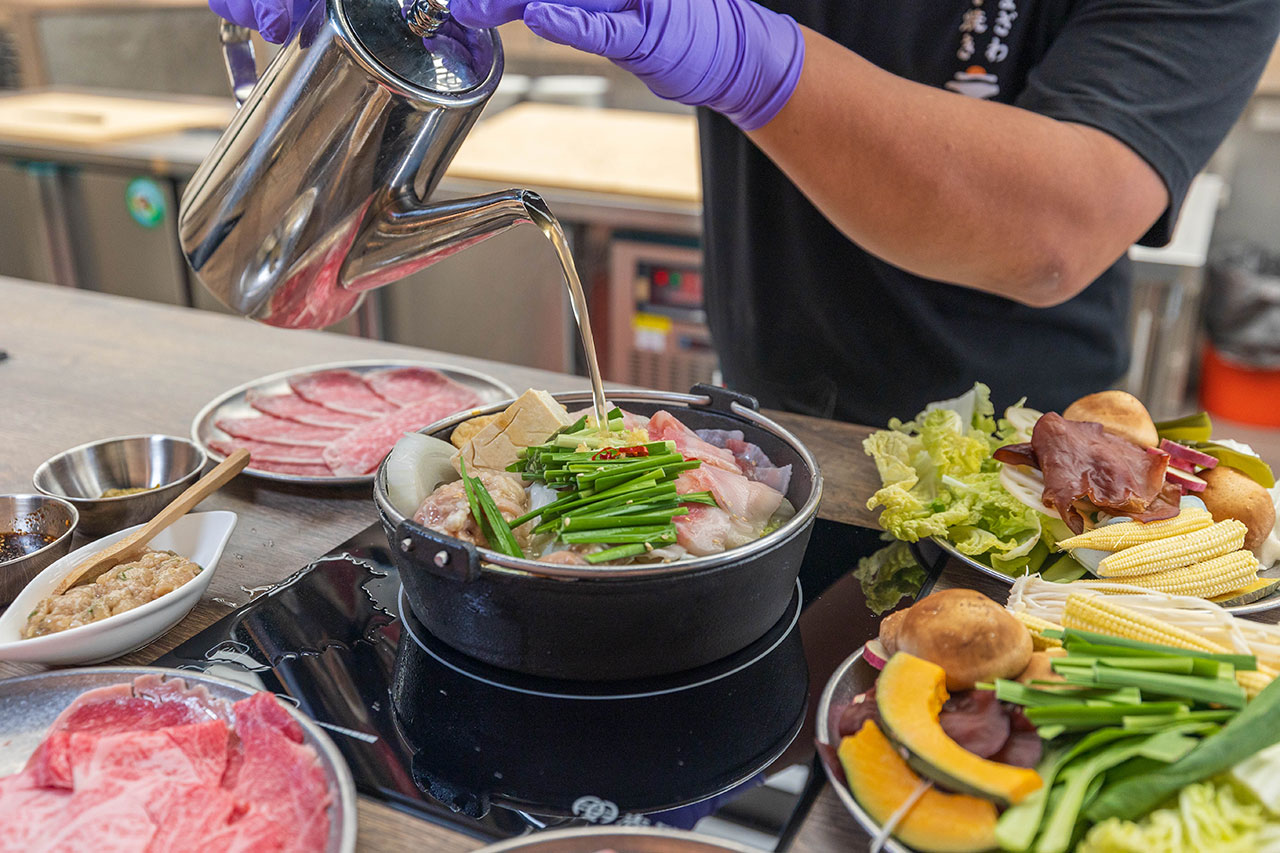 【台中北區美食】「駒澤屋壽喜燒」正宗關西風壽喜燒，台中科博館健行路無限蔬食吃到飽，宮崎A5和牛、博多牛腸鍋夜貓族必吃台中美食！