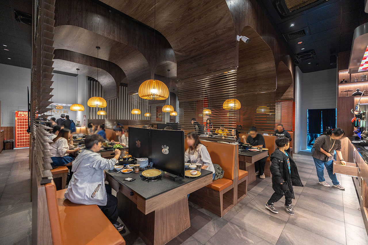 尚石苑石頭火鍋太平店｜台中超推火鍋吃到飽40種配料無限自助吧，台味特色美食滷肉飯、麵線糊、牛肉丼多種美食吃到爽，2026台中太平美食推薦