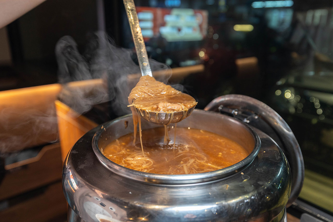 尚石苑石頭火鍋太平店｜台中超推火鍋吃到飽40種配料無限自助吧，台味特色美食滷肉飯、麵線糊、牛肉丼多種美食吃到爽，2026台中太平美食推薦