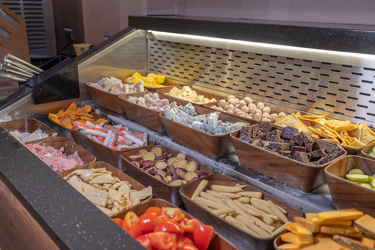 尚石苑石頭火鍋太平店｜台中超推火鍋吃到飽40種配料無限自助吧，台味特色美食滷肉飯、麵線糊、牛肉丼多種美食吃到爽，2026台中太平美食推薦