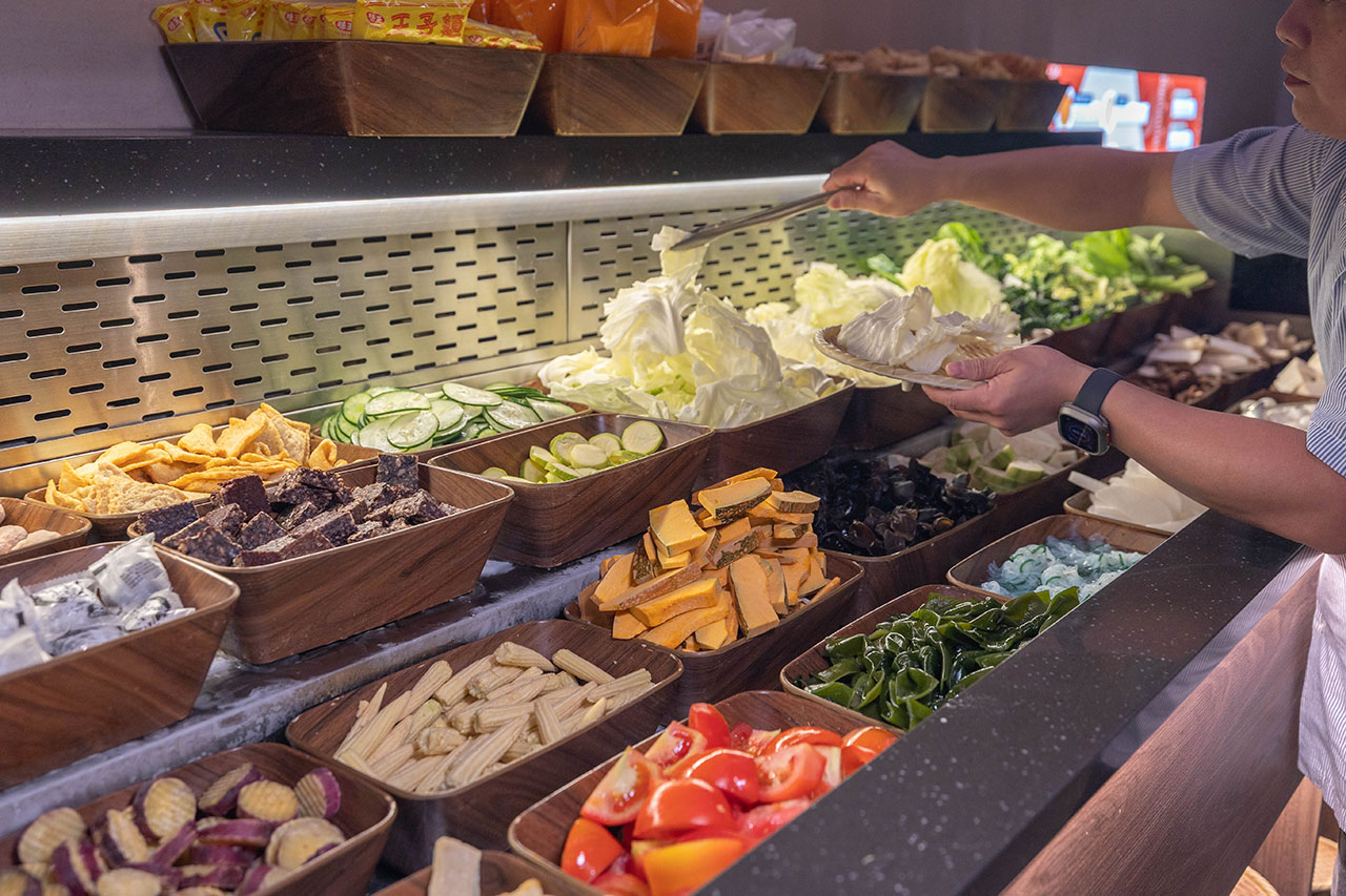 尚石苑石頭火鍋太平店｜台中超推火鍋吃到飽40種配料無限自助吧，台味特色美食滷肉飯、麵線糊、牛肉丼多種美食吃到爽，2026台中太平美食推薦