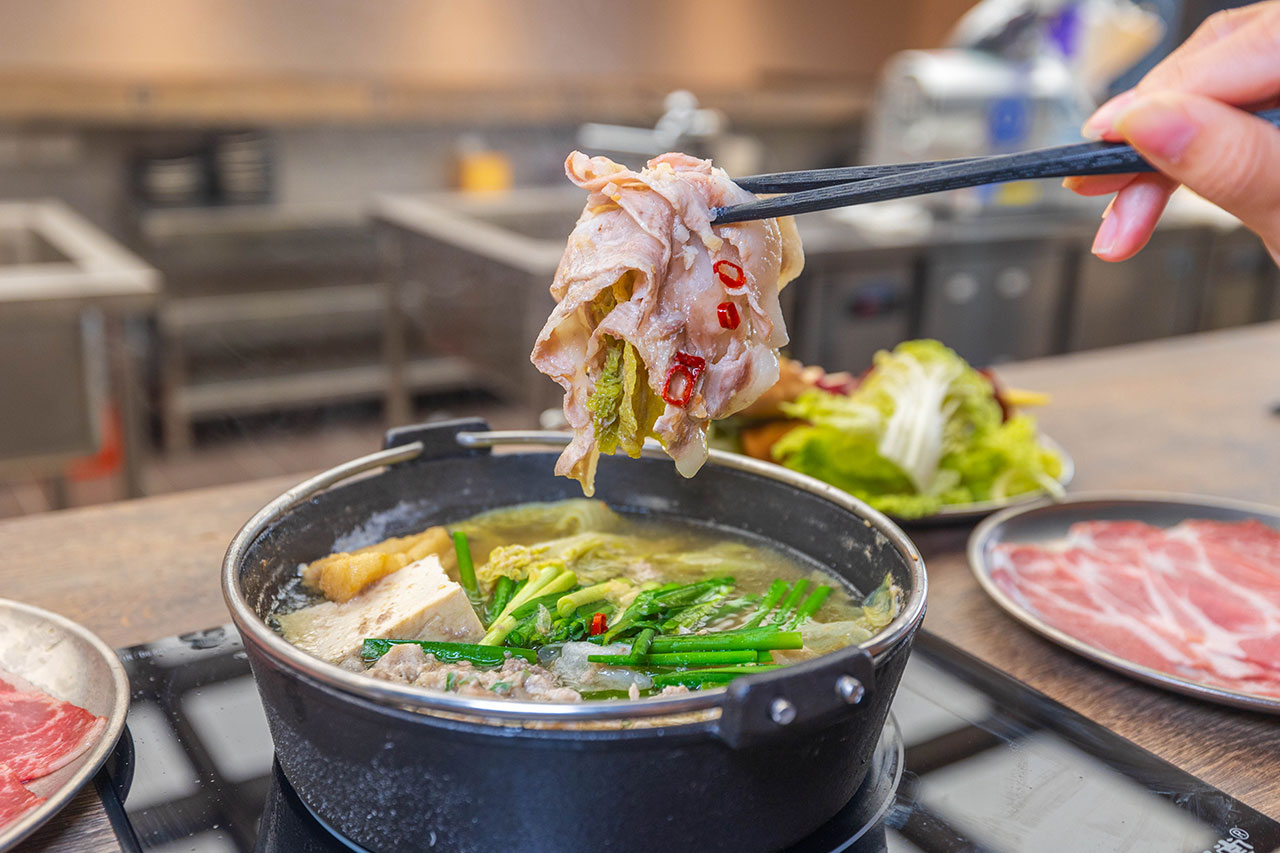 【台中北區美食】「駒澤屋壽喜燒」正宗關西風壽喜燒，台中科博館健行路無限蔬食吃到飽，宮崎A5和牛、博多牛腸鍋夜貓族必吃台中美食！