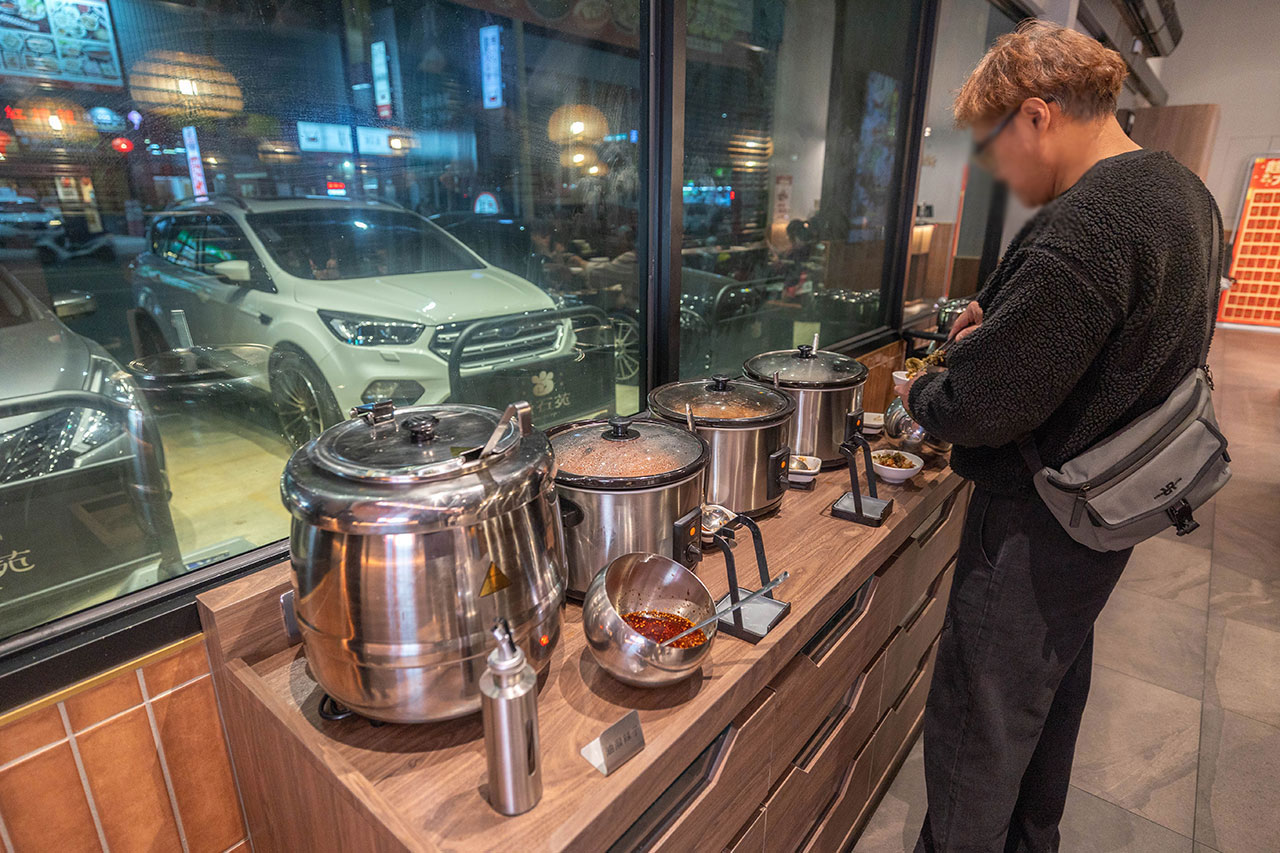 尚石苑石頭火鍋太平店｜台中超推火鍋吃到飽40種配料無限自助吧，台味特色美食滷肉飯、麵線糊、牛肉丼多種美食吃到爽，2026台中太平美食推薦