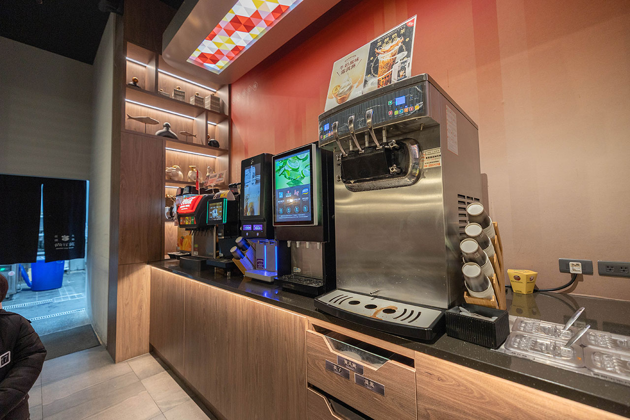 尚石苑石頭火鍋太平店｜台中超推火鍋吃到飽40種配料無限自助吧，台味特色美食滷肉飯、麵線糊、牛肉丼多種美食吃到爽，2026台中太平美食推薦