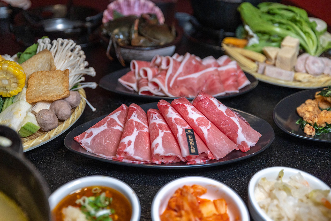 尚石苑石頭火鍋太平店｜台中超推火鍋吃到飽40種配料無限自助吧，台味特色美食滷肉飯、麵線糊、牛肉丼多種美食吃到爽，2026台中太平美食推薦