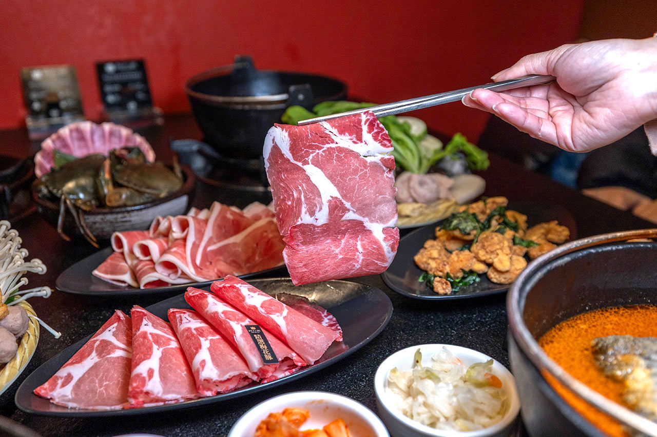 尚石苑石頭火鍋太平店｜台中超推火鍋吃到飽40種配料無限自助吧，台味特色美食滷肉飯、麵線糊、牛肉丼多種美食吃到爽，2026台中太平美食推薦