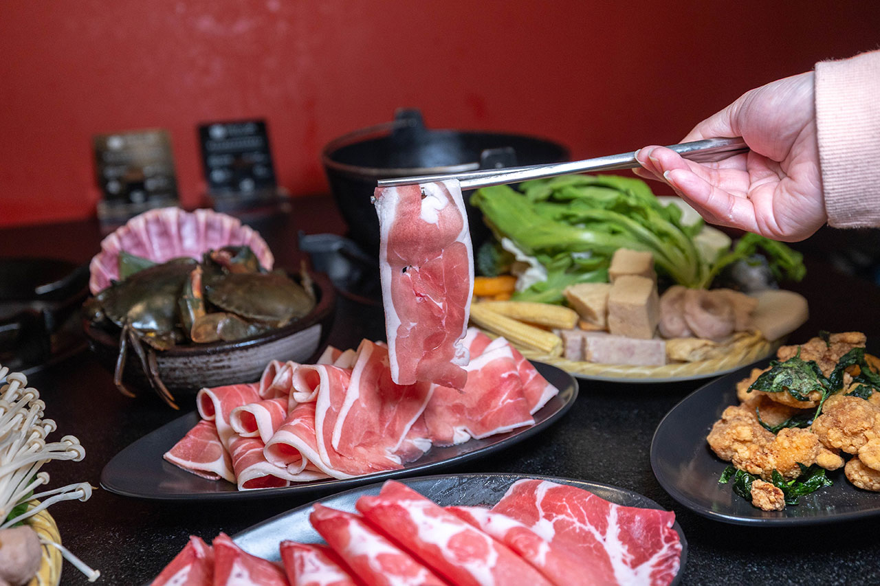 尚石苑石頭火鍋太平店｜台中超推火鍋吃到飽40種配料無限自助吧，台味特色美食滷肉飯、麵線糊、牛肉丼多種美食吃到爽，2026台中太平美食推薦