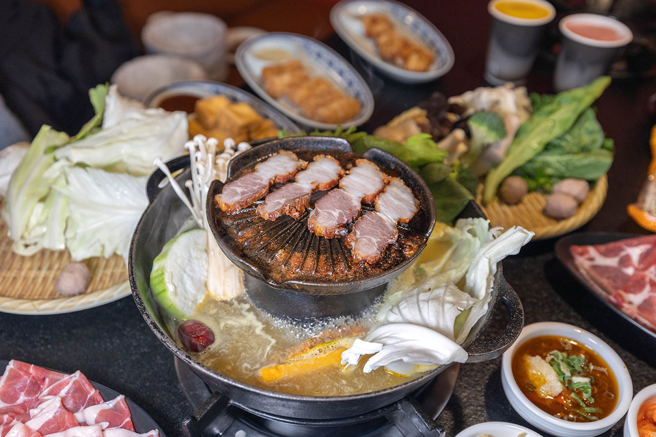 尚石苑石頭火鍋太平店｜台中超推火鍋吃到飽40種配料無限自助吧，台味特色美食滷肉飯、麵線糊、牛肉丼多種美食吃到爽，2026台中太平美食推薦