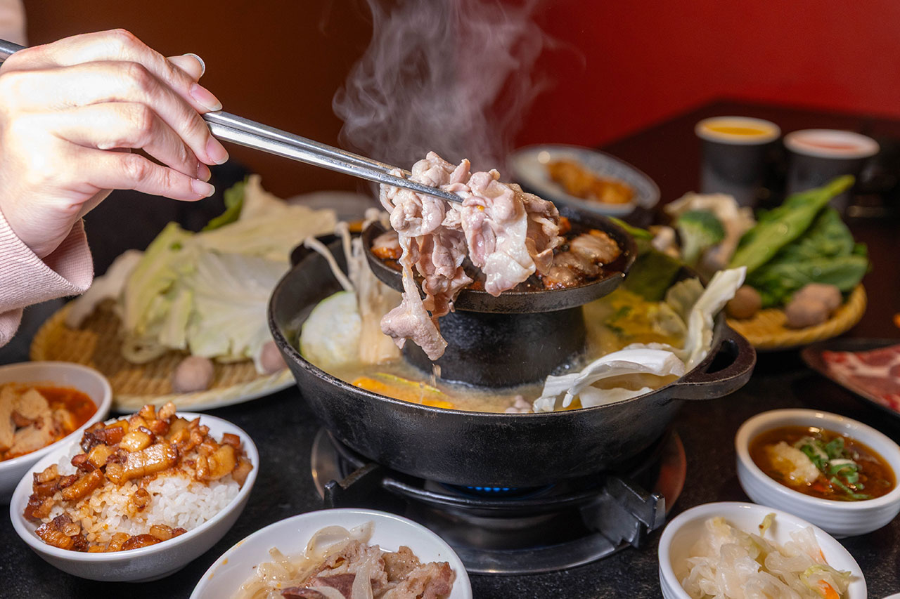 尚石苑石頭火鍋太平店｜台中超推火鍋吃到飽40種配料無限自助吧，台味特色美食滷肉飯、麵線糊、牛肉丼多種美食吃到爽，2026台中太平美食推薦