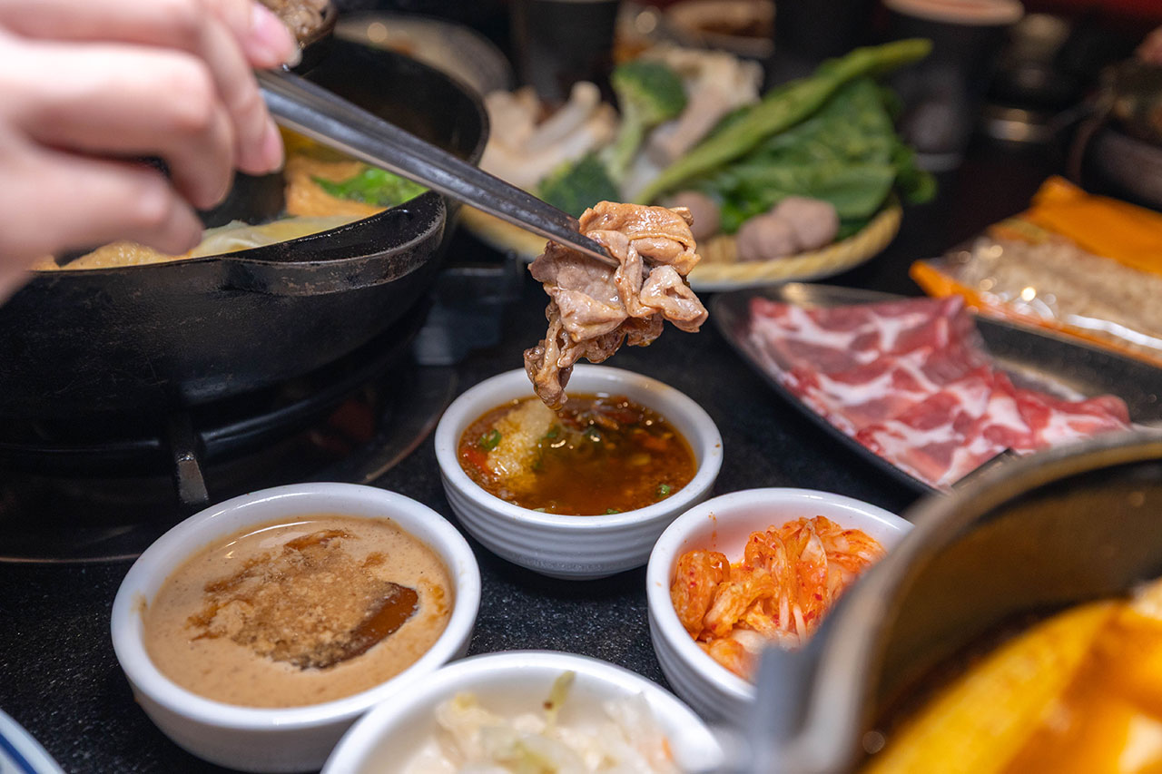尚石苑石頭火鍋太平店｜台中超推火鍋吃到飽40種配料無限自助吧，台味特色美食滷肉飯、麵線糊、牛肉丼多種美食吃到爽，2026台中太平美食推薦