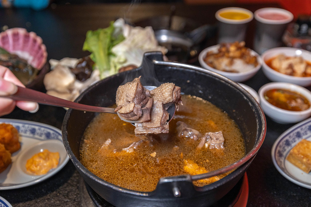 尚石苑石頭火鍋太平店｜台中超推火鍋吃到飽40種配料無限自助吧，台味特色美食滷肉飯、麵線糊、牛肉丼多種美食吃到爽，2026台中太平美食推薦