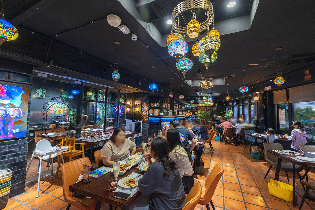 活力印度餐廳 台中健行店 HOLI Indian，不用出國就可以吃到超正宗印度料理！爆漿脆球、咖哩餃沙拉、印式芒果優格2026台中科博館美食推薦