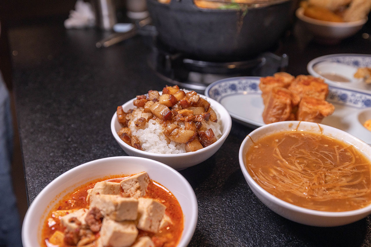 尚石苑石頭火鍋太平店｜台中超推火鍋吃到飽40種配料無限自助吧，台味特色美食滷肉飯、麵線糊、牛肉丼多種美食吃到爽，2026台中太平美食推薦