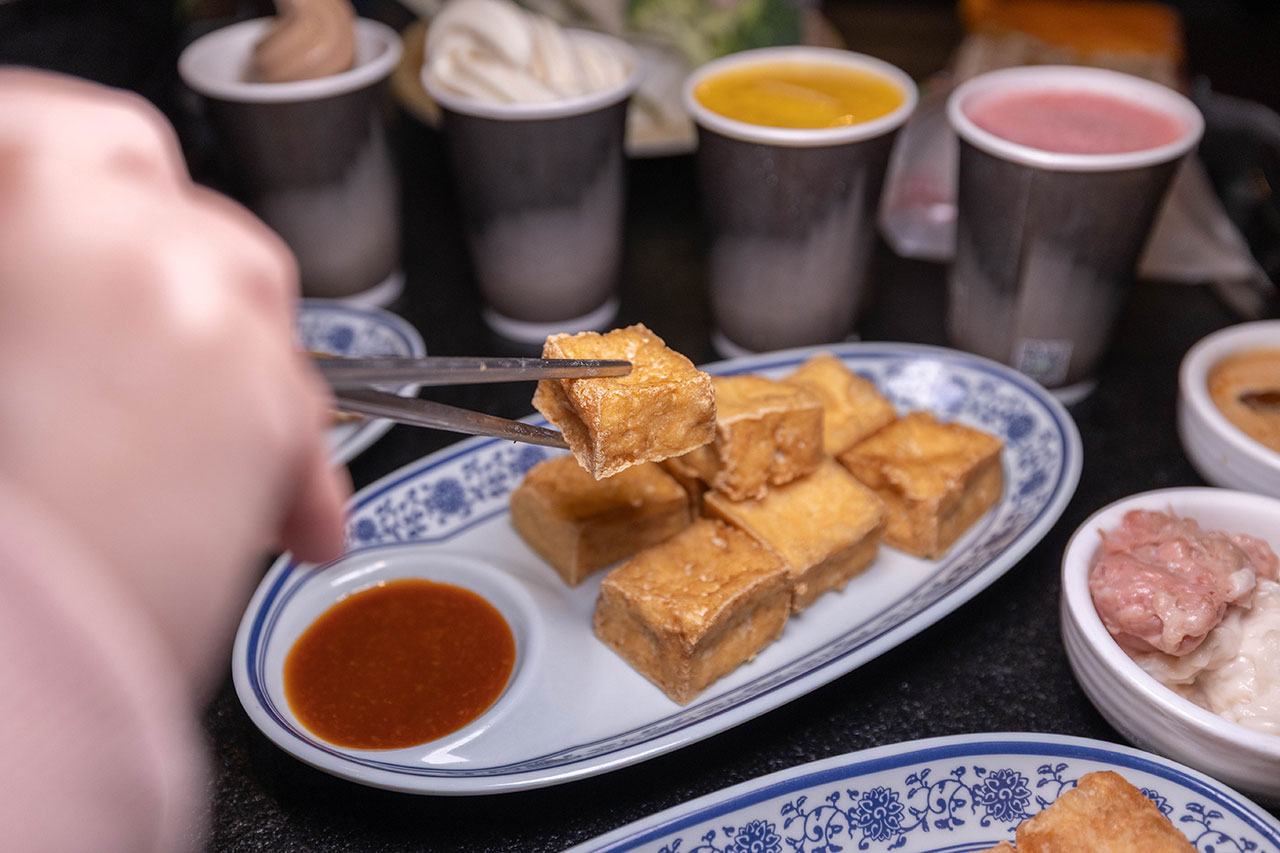 尚石苑石頭火鍋太平店｜台中超推火鍋吃到飽40種配料無限自助吧，台味特色美食滷肉飯、麵線糊、牛肉丼多種美食吃到爽，2026台中太平美食推薦