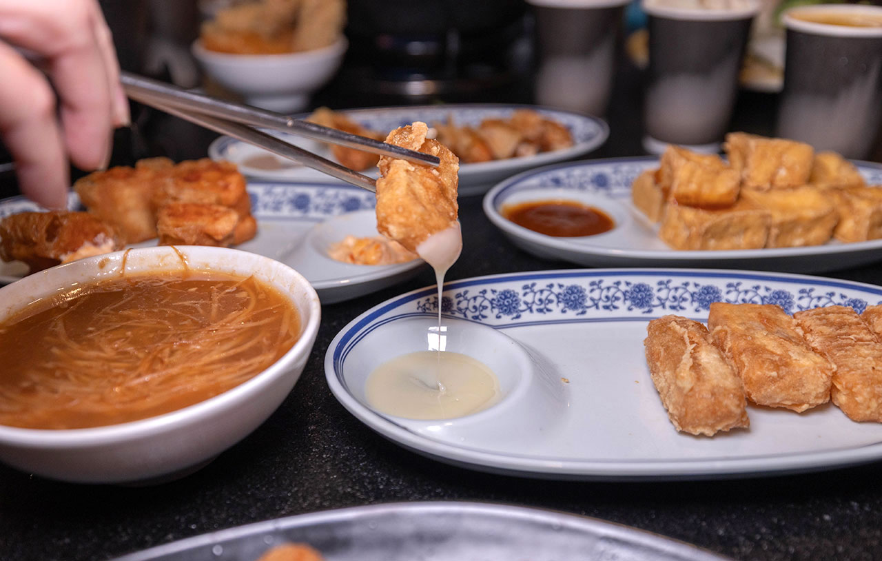 尚石苑石頭火鍋太平店｜台中超推火鍋吃到飽40種配料無限自助吧，台味特色美食滷肉飯、麵線糊、牛肉丼多種美食吃到爽，2026台中太平美食推薦