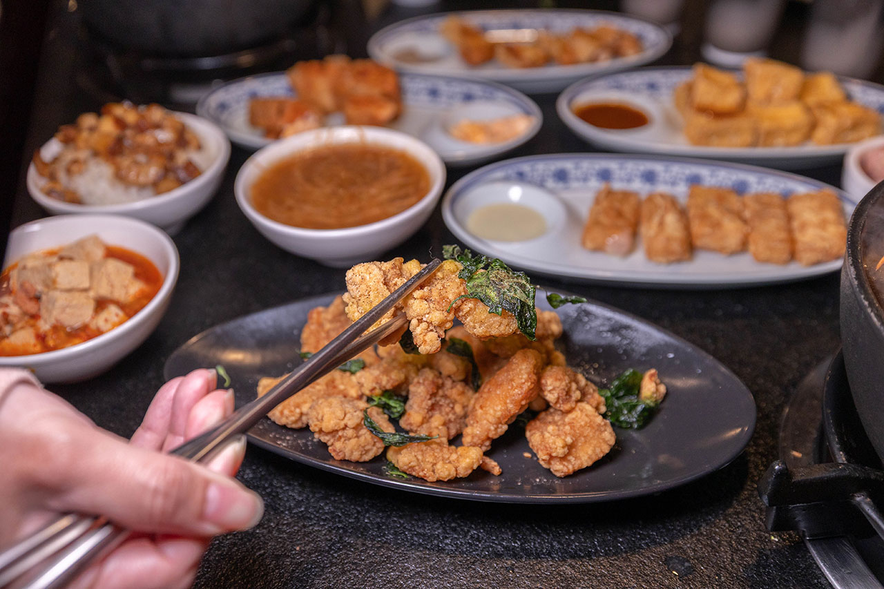 尚石苑石頭火鍋太平店｜台中超推火鍋吃到飽40種配料無限自助吧，台味特色美食滷肉飯、麵線糊、牛肉丼多種美食吃到爽，2026台中太平美食推薦
