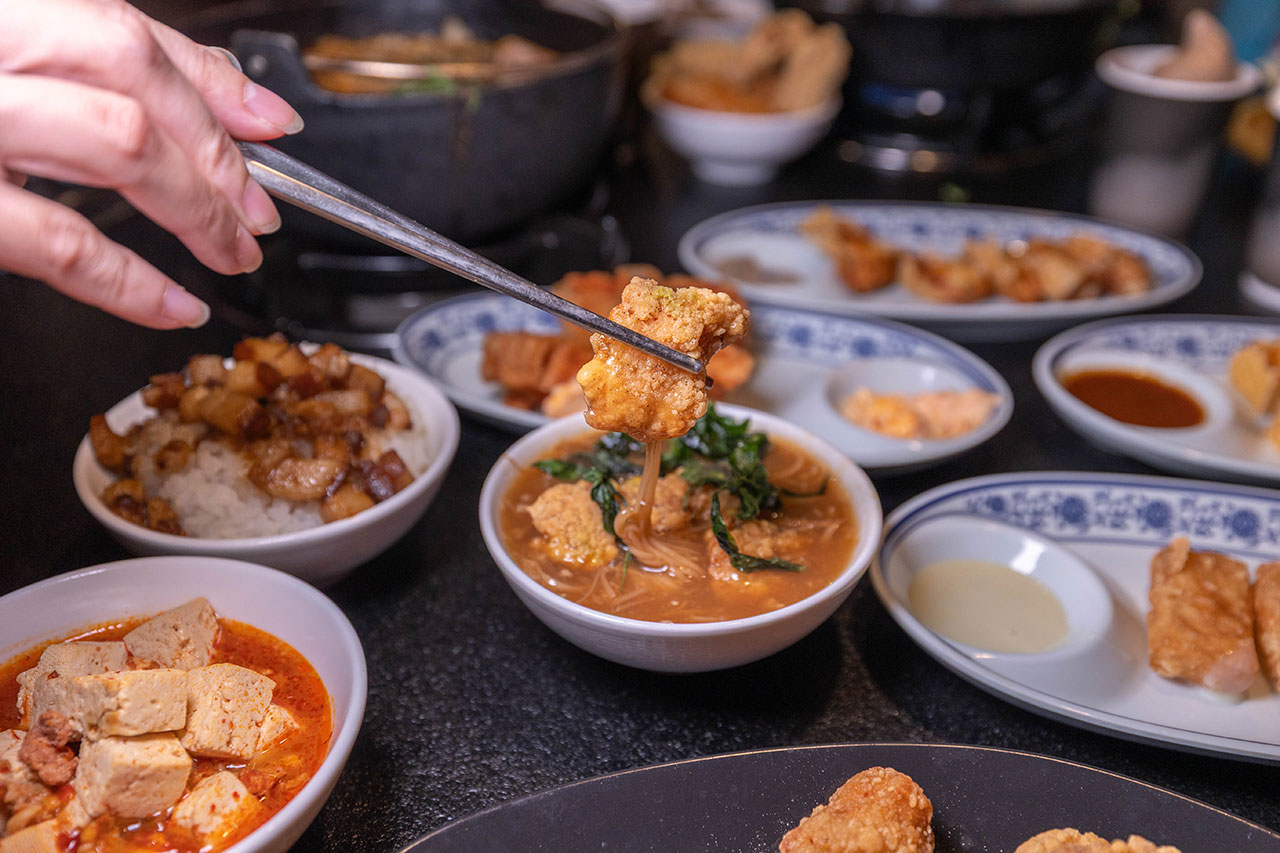 尚石苑石頭火鍋太平店｜台中超推火鍋吃到飽40種配料無限自助吧，台味特色美食滷肉飯、麵線糊、牛肉丼多種美食吃到爽，2026台中太平美食推薦